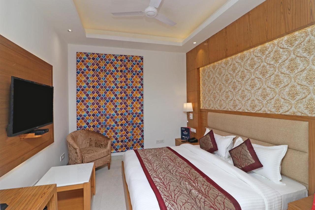 Hotel Capital O Star Near Chhatarpur Metro Station 3*