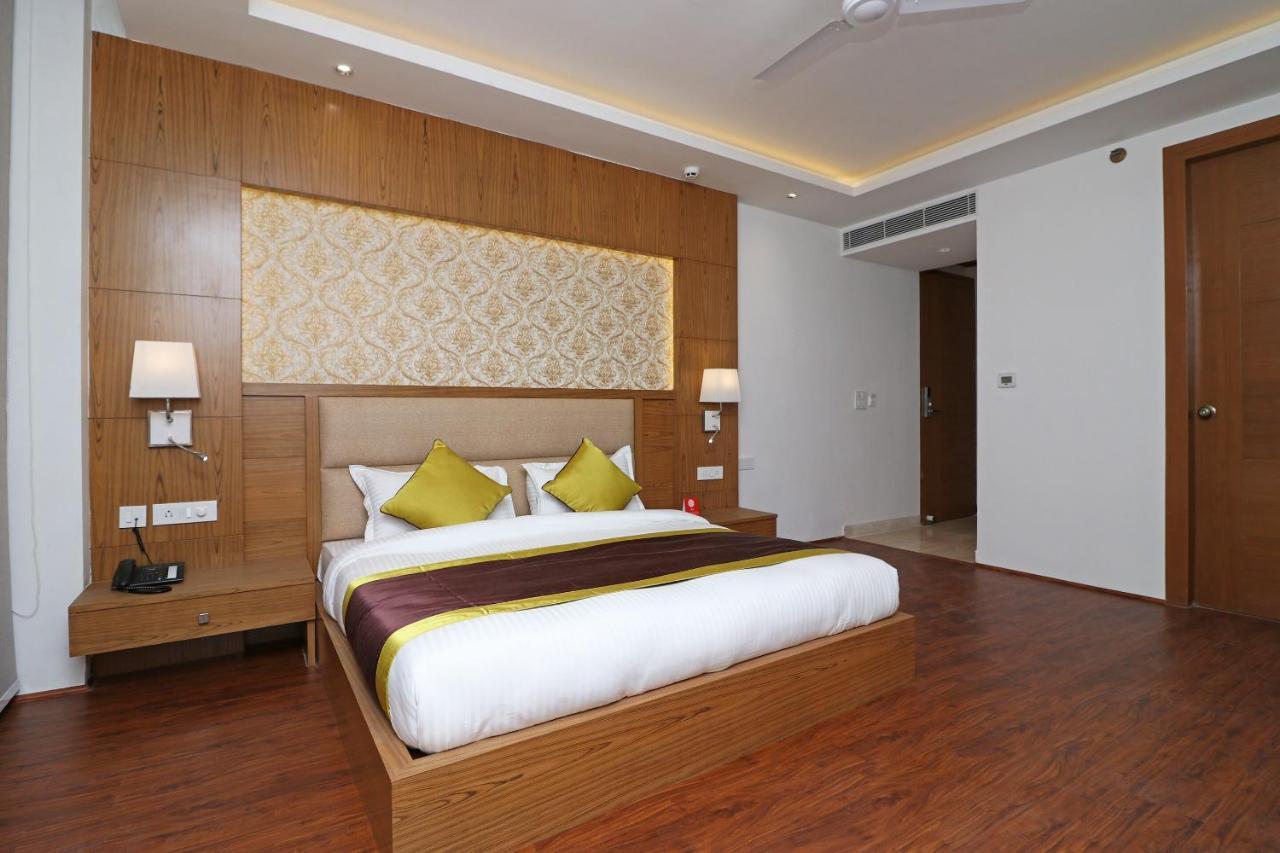 Hotel Capital O Star Near Chhatarpur Metro Station 3*